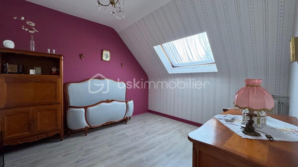 CHARMANTE MAISON TRADITIONNELLE – 8 PIÈCES – 5 CHAMBRES + 1 BUREAU – SOUS-SOL COMPLET – JARDIN CLOS ET ARBORÉ – 8 pièces – 6 chambres – 136 m²