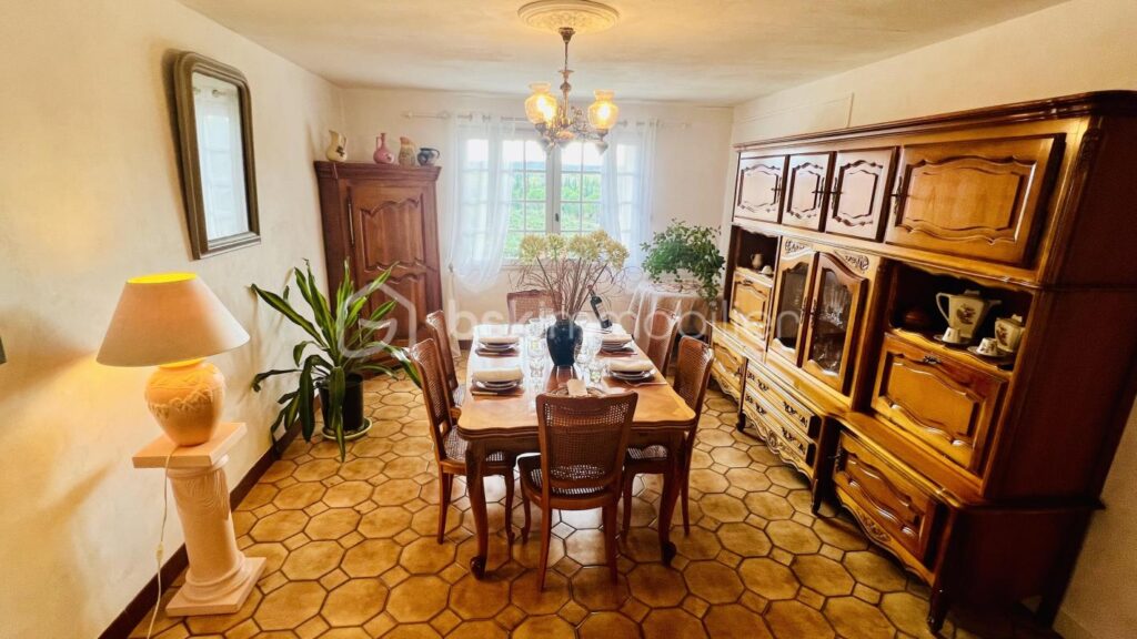 Maison avec vue superbe, grand sous-sol et vaste terrain – 12 pièces – 6 chambres – 185 m²