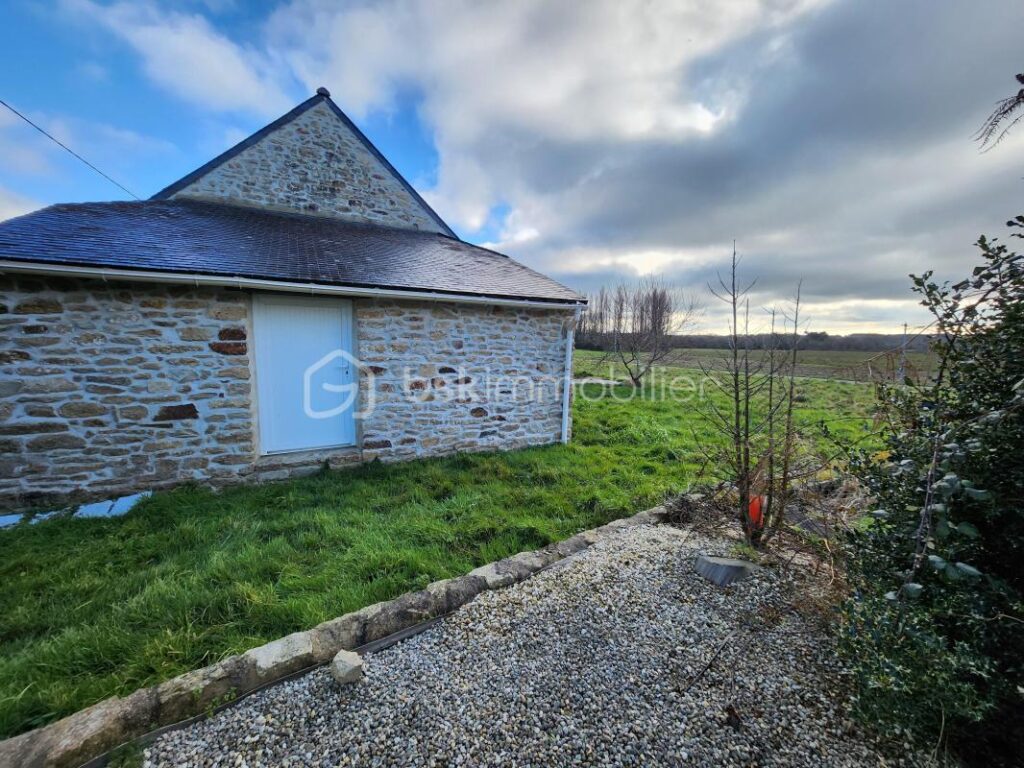 Longère en pierres de 6 pièces de 160 M2 à GRAND-CHAMP – 6 pièces – 4 chambres – 160 m²