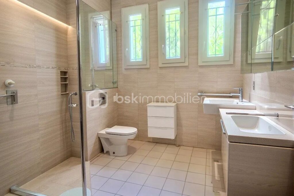 MAISON FAMILIALE AVEC VUE MER/ÉTANG, GARAGE ET SOUS-SOL AMÉNAGEABLE – LEUCATE VILLAGE – 4 pièces – 3 chambres – 110 m²