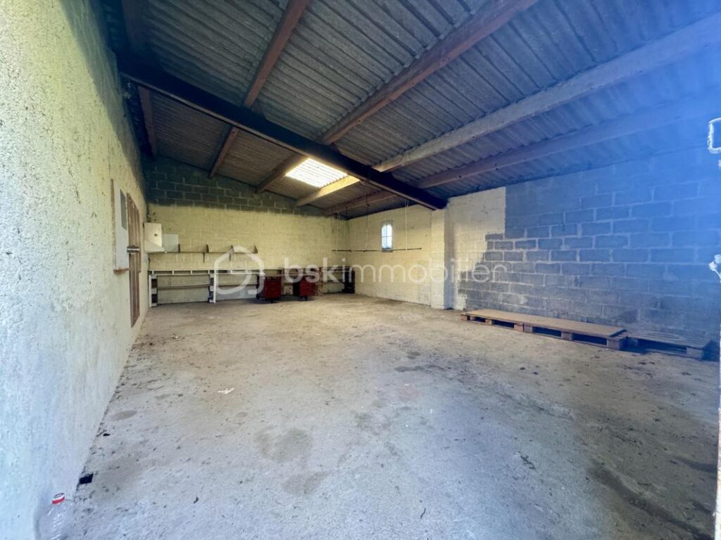 Ancienne ferme de 139m2 habitables – nombreuses dépendances – 4588m2 de terrain – 5 pièces – 3 chambres – 136 m²