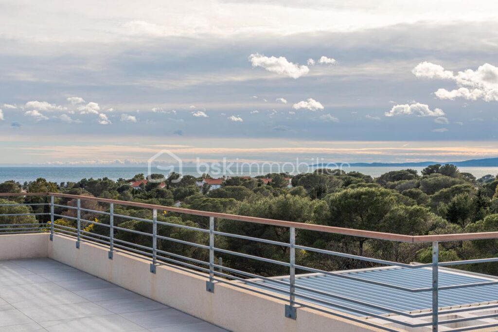 Magnifique T4 type Villa sur le toit / Vue mer / Terrasse + solarium 150 m² – 4 pièces – 3 chambres – 143 m²