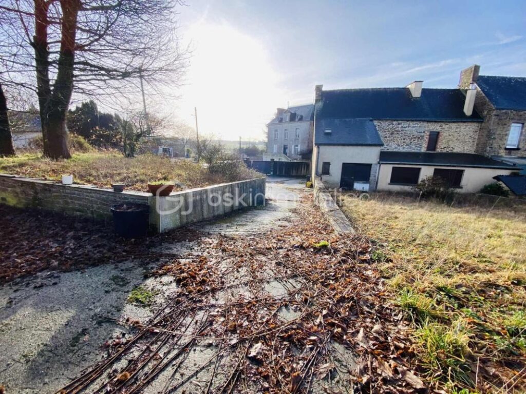 NOUVEAU : Maison en Pierre 167 M² Habitable ( Centre Bourg GUILLIERS) – 10 pièces – 4 chambres – 1638 m²