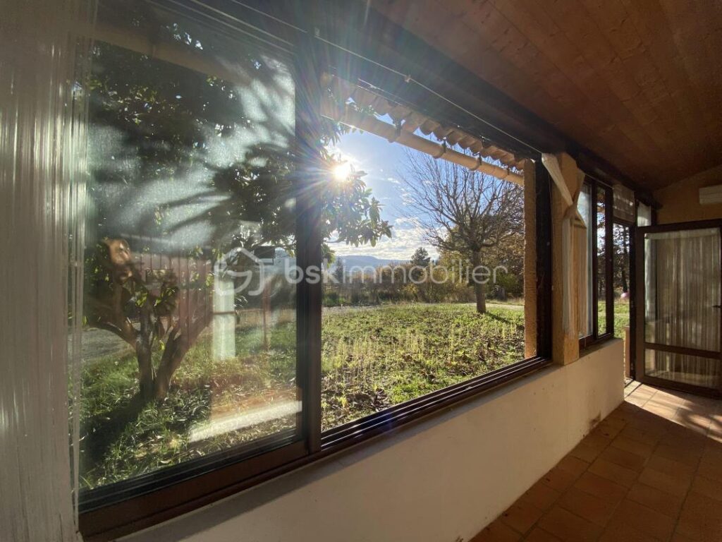 Maison traditionnelle de plain-pied de 133 m² – 6 pièces – 4 chambres + Grand Garage + Patio, sur un terrain de 4 000 m² – 6 pièces – 4 chambres – 133 m²