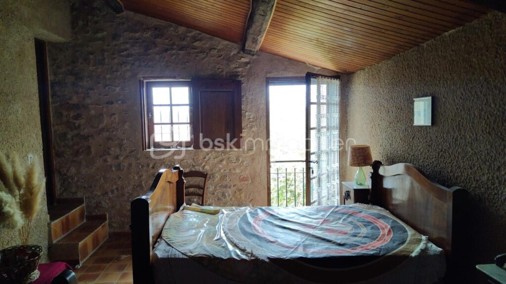 Premier niveau d’un ancien corps de ferme imprégné du charme de la Provence, avec piscine et vue exceptionnelle MONTLAUX 04230 – 4 pièces – 3 chambres – 110 m²