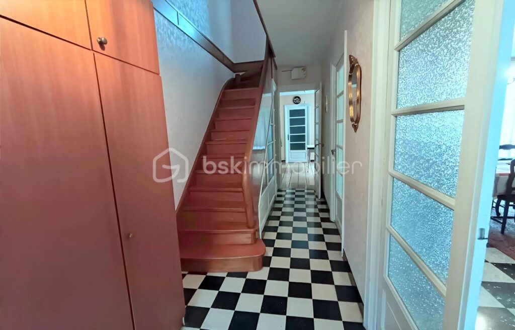 SECTEUR TOP MAISON SEMI INDIVIDUELLE LUMINEUSE, EN RETRAIT DE RUE – BEAU JARDIN GRAND GARAGE DEPENDANCES – 4 pièces – 3 chambres – 107 m²