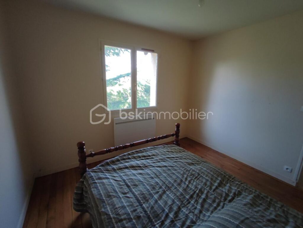 Pavillon de plain pied avec une grange de 210m²,un garage et un hangar sur 4827 m² de terrain – 3 pièces – 2 chambres – 60 m²