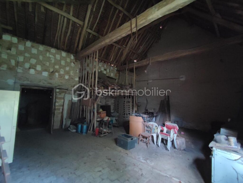 Une propriété comprenant deux habitations, une longère de 100 m² et un logement de 42 m² avec une grange et dépendances, cave sur 3406 m² de parcelle – 5 pièces – 3 chambres – 129 m²