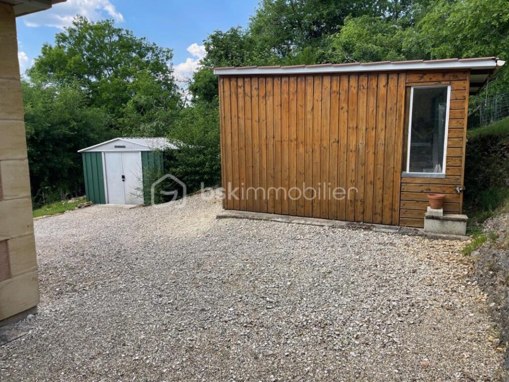 Maison rénovée avec soins sur 3532 m² de terrain non clos – 4 pièces – 3 chambres – 116 m²