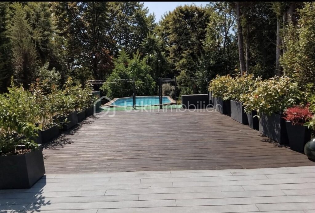 🏡 A 2 KM DE LA GARE , SAINTES RIVE DROITE ❤️Maison de plain pied classée C ! secteur Terrefort terrain de 1880 M2 aucun travaux ! – 5 pièces – 3 chambres – 100 m²