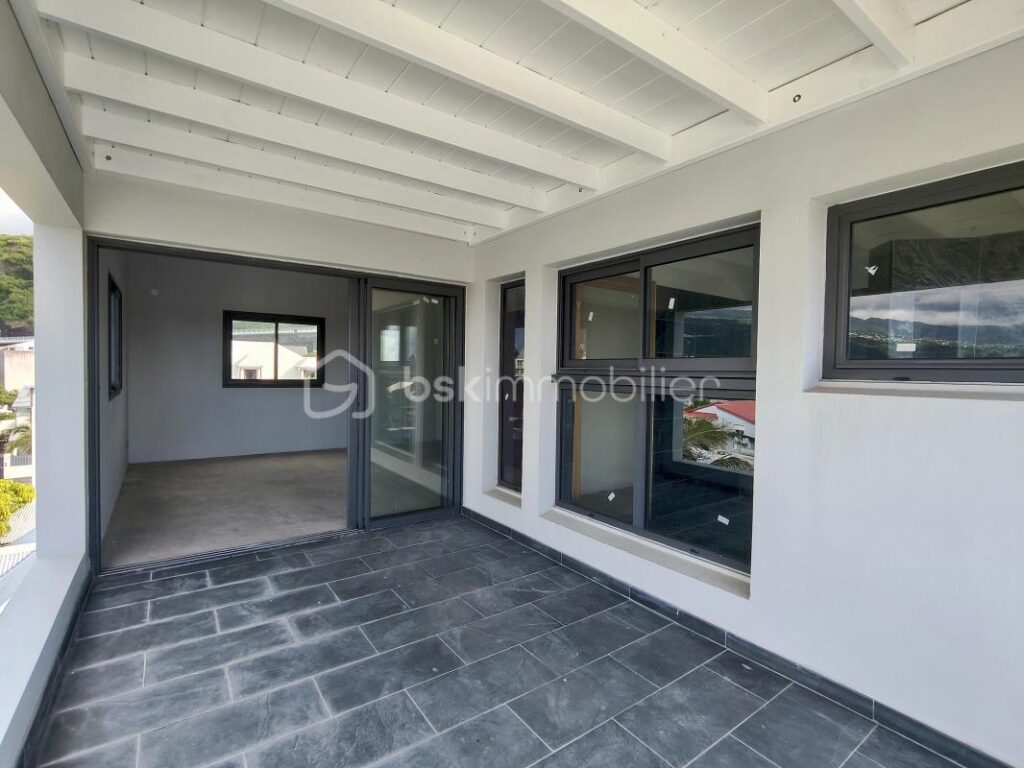 Villa Neuve de 200m² avec piscine – Saint-Paul – 5 pièces – 2 chambres – 200 m²