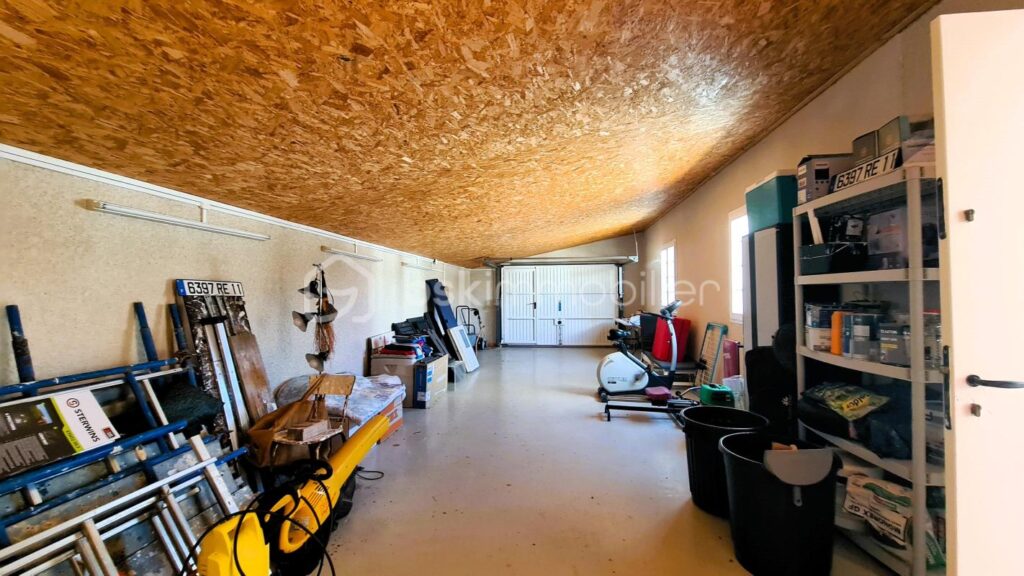 ***Propriété atypique- 299m²- T8- Terrasse- Cour- Garage- Extérieur- Calme- Vue***- Isolé- La Palme*** – 9 pièces – 6 chambres – 299 m²