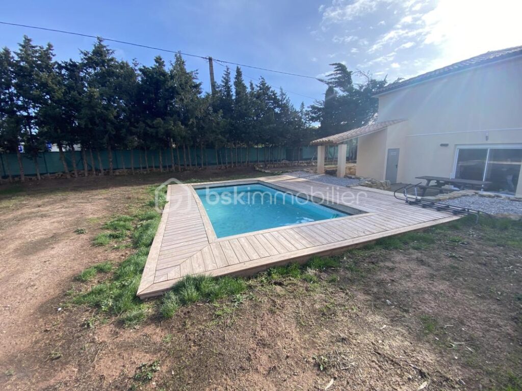 Ensemble immobilier avec habitation + appartement indépendant + hangar 300 m² – Idéal activité mixte habitation et professionnelle – 8 pièces – 5 chambres – 180 m²