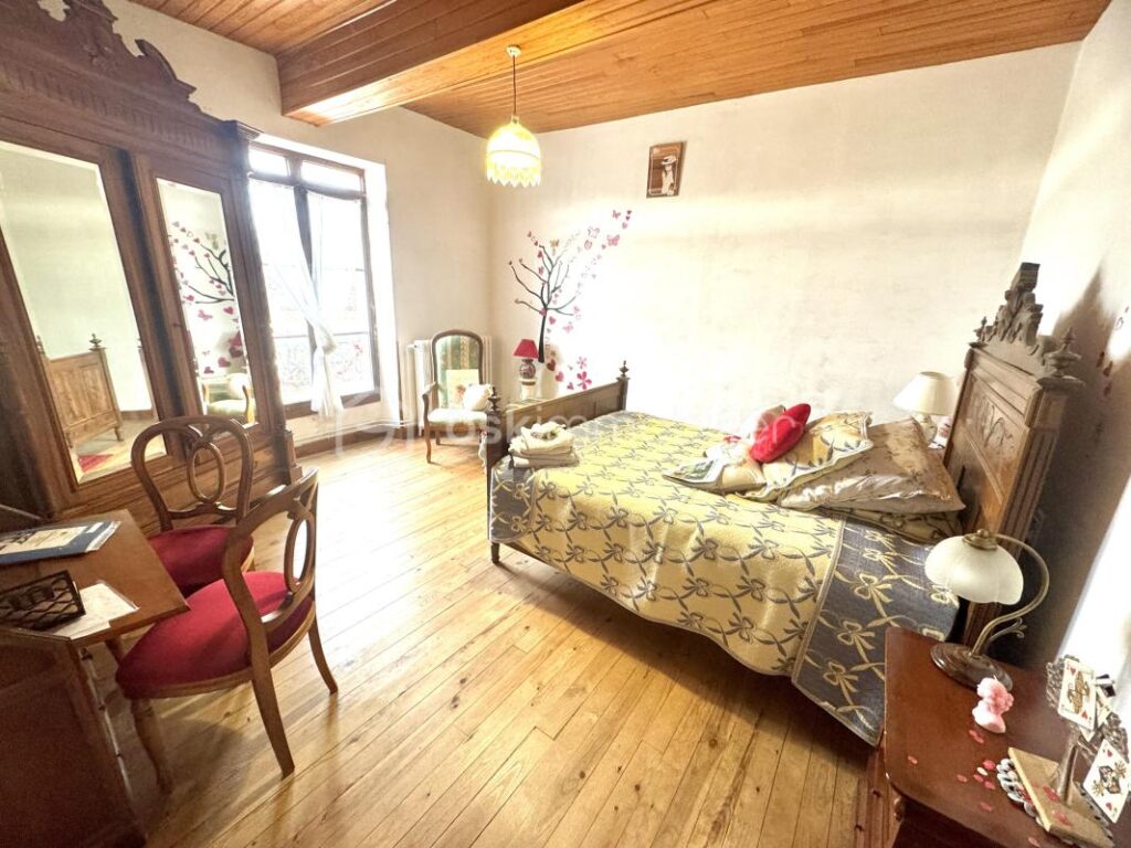 Au cœur du Gers – Maison de caractère en pierre avec chambres d’hôtes et dépendances – 9 pièces – 5 chambres – 202 m²