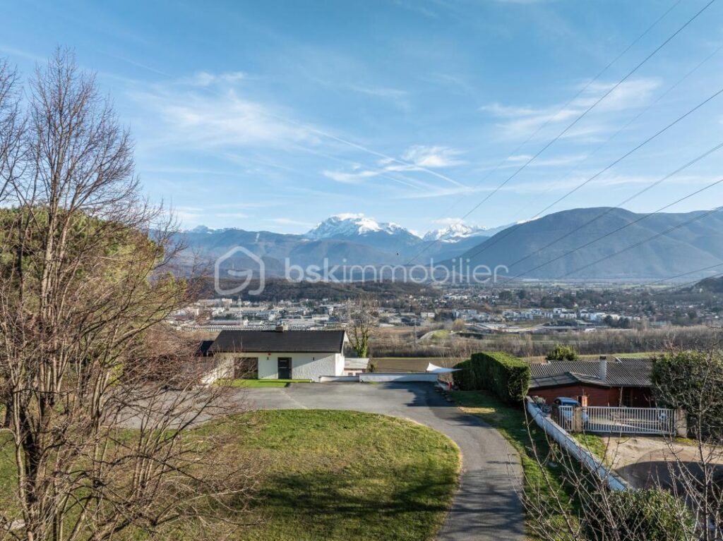 Maison de 200m2 avec piscine – 6 pièces – 4 chambres – 200 m²