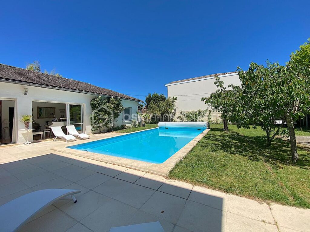 Maison avec 5 chambres + un studio indépendant + une piscine !!! De l’espace, du calme et du charme !!!! – 8 pièces – 5 chambres – 215 m²