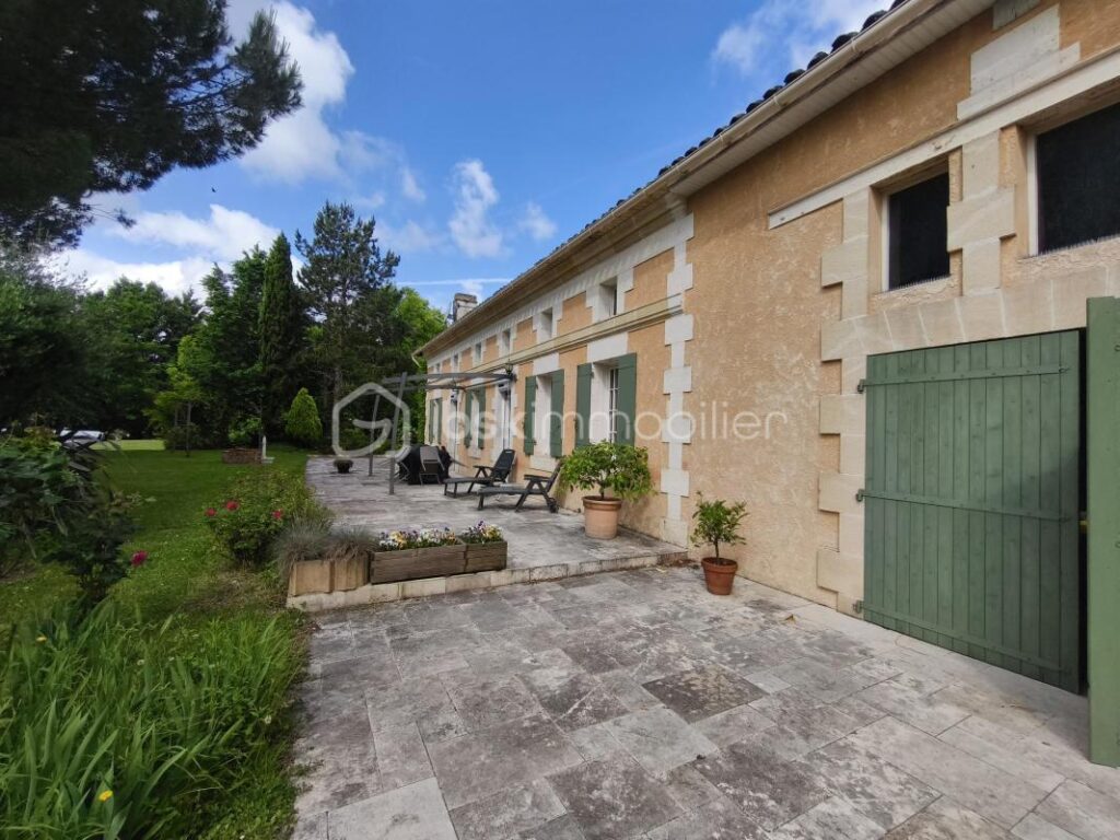 LONGERE DE CHARME – 10 pièces – 4 chambres – 221 m²