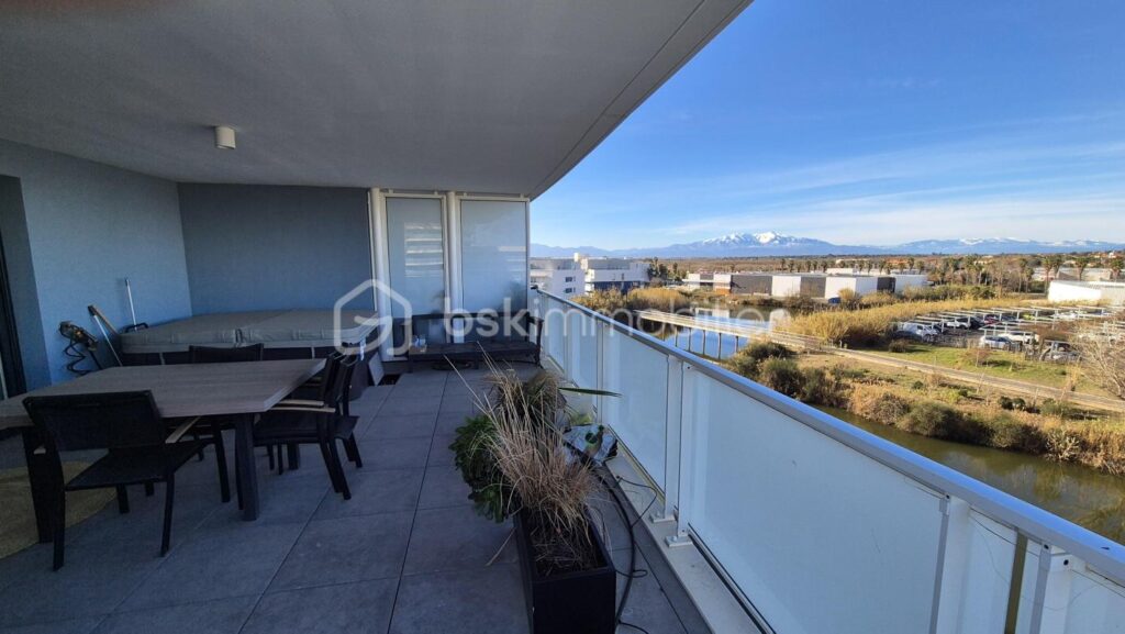 A VENDRE APPARTEMENT RECENT TRAVERSANT DE 122M² A CANET EN ROUSSILLON – COTE PORT – TERRASSES DE 100 M² – TROIS CHAMBRES – PARKING PRIVE – GARAGE INDIVIDUEL – CLIMATISATION GAINABLE – CUISINE D ETE – SPA – VUE DEGAGEE SUR LES ALBERES – 5 pièces – 3 chambres – 122 m²