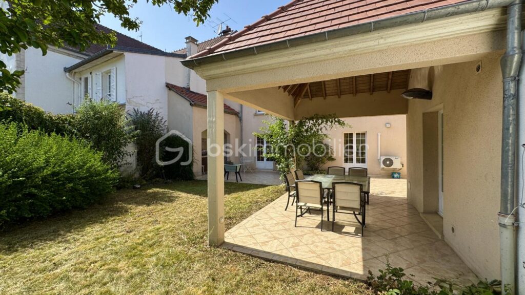 À vendre : Grande maison de ville à Germigny-l’Évêque 210m2 – 7 pièces – 5 chambres – 210 m²