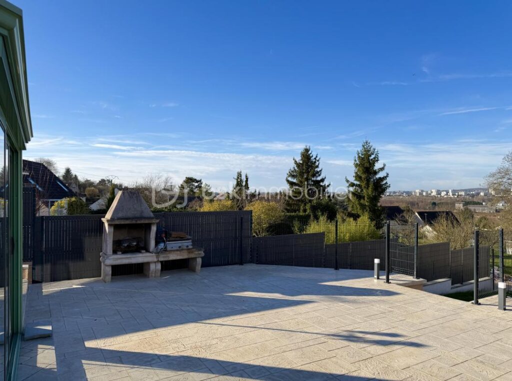 À vendre – Maison d’architecte indépendante à Fublaines (2005) – 8 pièces – 5 chambres – 205 m²