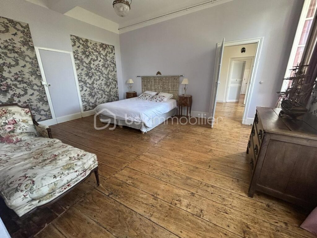 CHÂTEAU et SA MAISON de Gardien – VUE -TERRAIN – PISCINE – DÉPENDANCES – NR pièces – 12 chambres – 722 m²