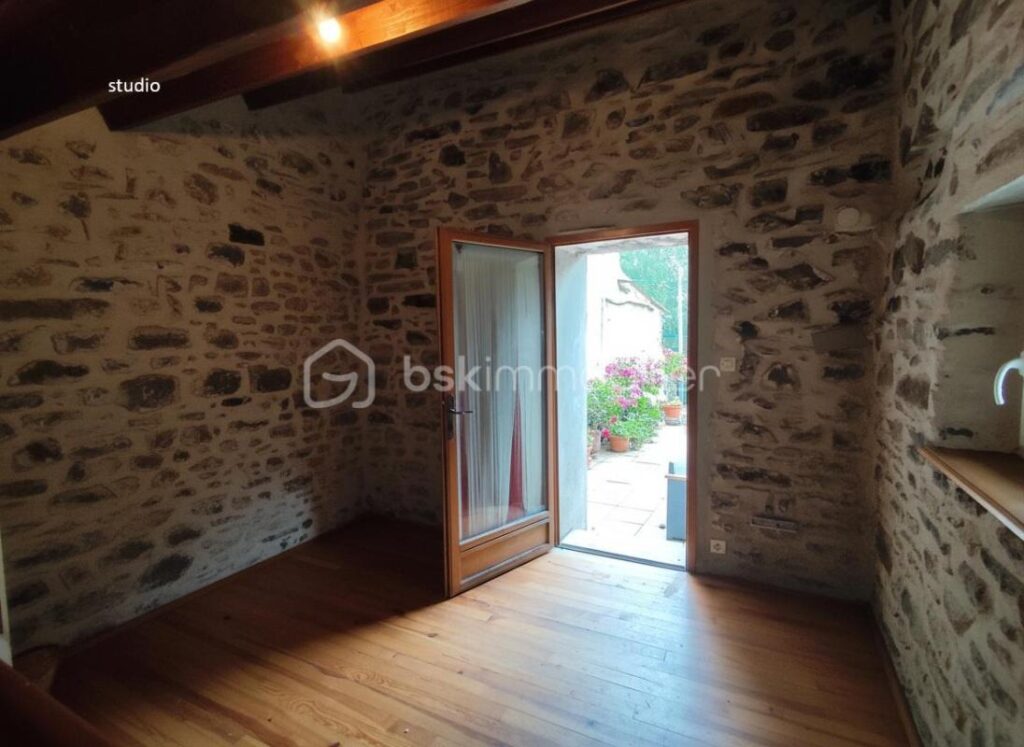 Charmante maison de famille en pierre dans un petit hameau au calme – 5 pièces – 3 chambres – 110 m²