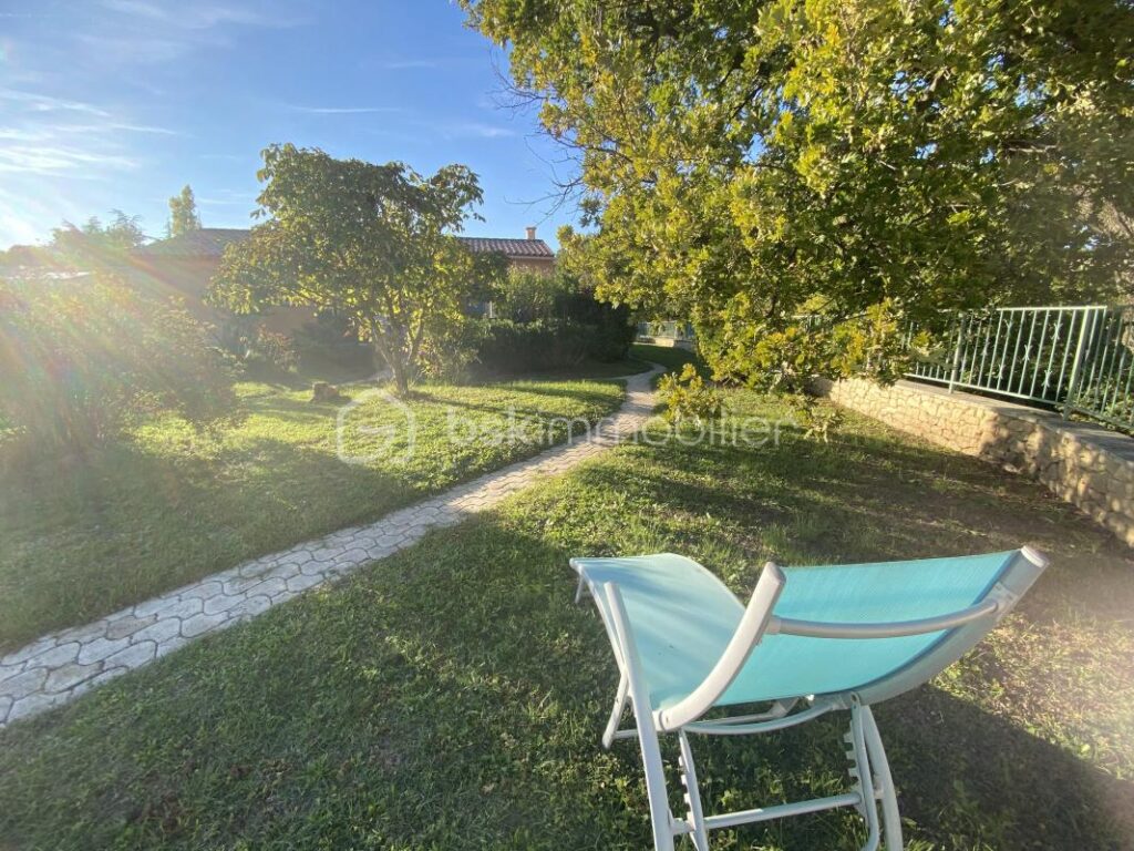 Maison de plain-pied avec piscine, jardin entièrement clôturé avec vue dégagée sur les monts du Luberon – 7 pièces – 4 chambres – 150 m²