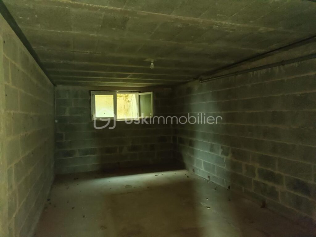 Maison individuelle située à Saint-Pol-de-Léon. Construite en 1985, cette maison de 6 pièces de 137 m2 sur un terrain de 1425m² – 6 pièces – 5 chambres – 137 m²