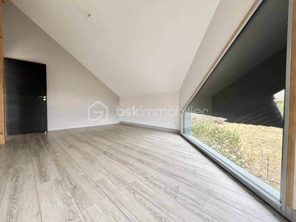 Maison d’architecte de 173m2 avec terrain de 993m2 – 6 pièces – 5 chambres – 173 m²