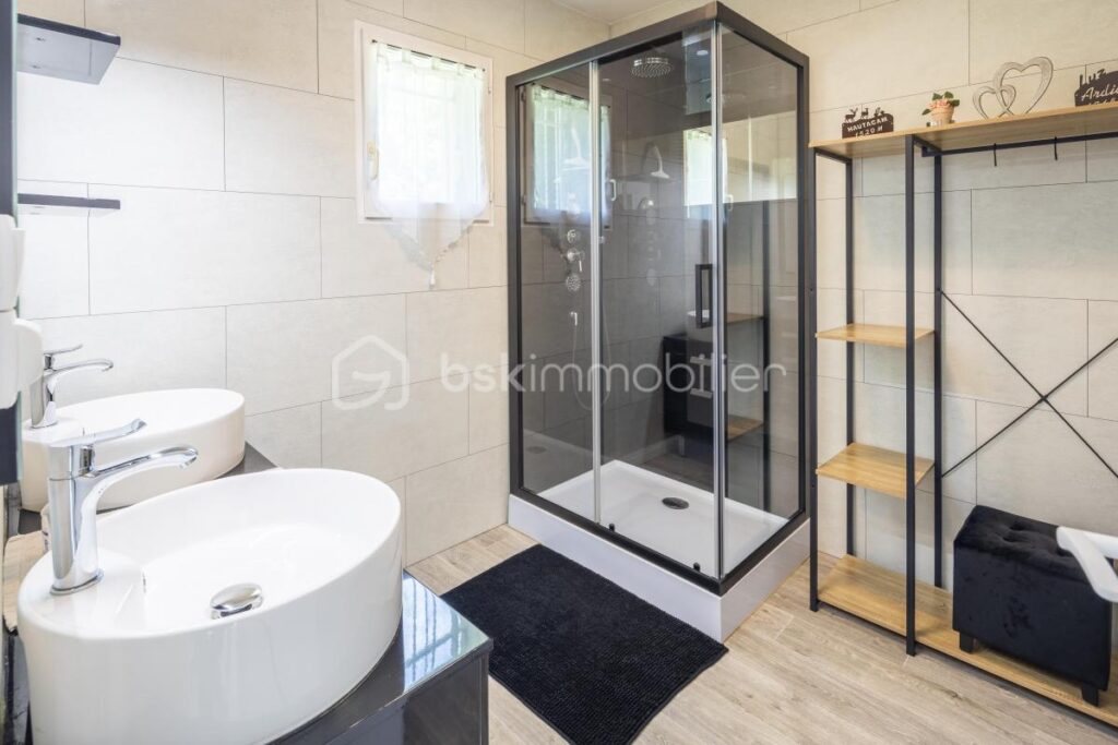 Propriété comprenant une maison d’habitation et un Gîte idéalement située – 13 pièces – 7 chambres – 324 m²