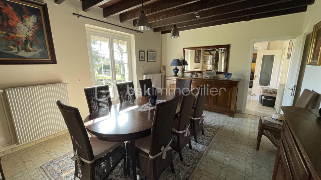 Magnifique bâtisse en pierre de 219m² habitable avec environ 658m² de dépendance sur 10600m² partiellement clos – 7 pièces – 4 chambres – 219 m²