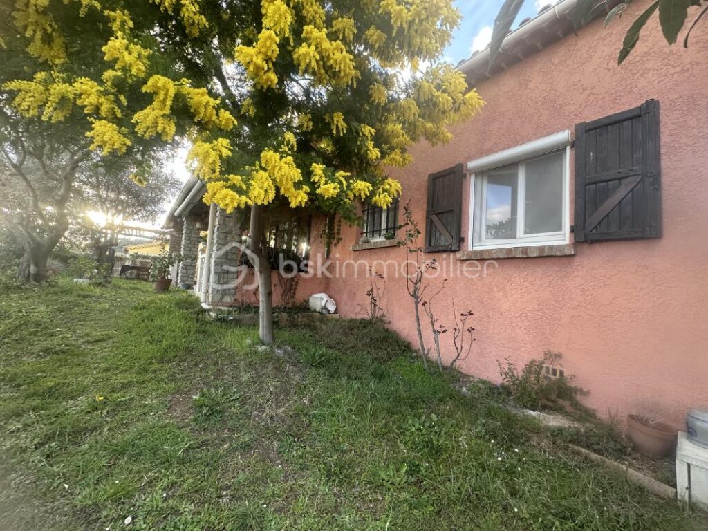 Découvrez la quiétude d’une villa spacieuse à Bagard à proximité de toutes commodités – 5 pièces – 3 chambres – 131 m²