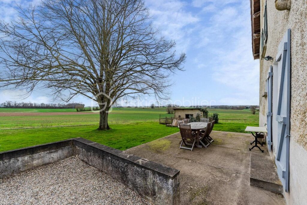 MAISON AVEC CHARME , POTENTIEL D’AGRANDISSEMENT ET DEPENDANCE AU CALME ET SANS VIS A VIS – 5 pièces – 3 chambres – 128 m²