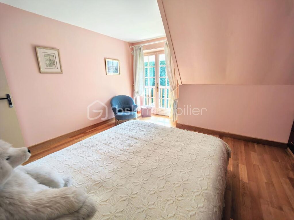 Propriété 2 maisons parc boisé privé av tennis – 11 pièces – 6 chambres – 234 m²