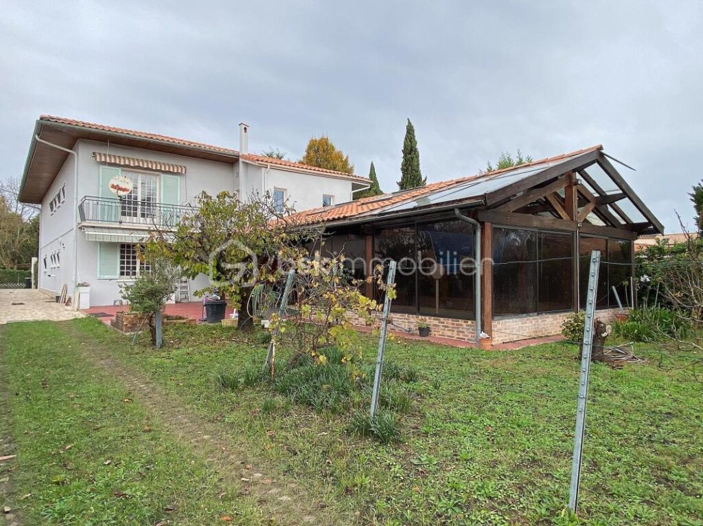 Maison avec 4 chambres + une piscine couverte + un garage de 110m2 !!! De l’espace, du calme et de l’authenticité !!!! – 8 pièces – 4 chambres – 248 m²