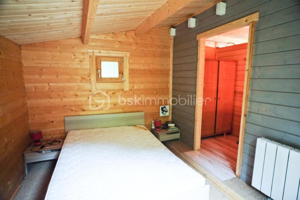Chalet récent en bois au bord de la rivière sur un terrain plat de 5 460 m² – 3 pièces – 2 chambres – 70 m²