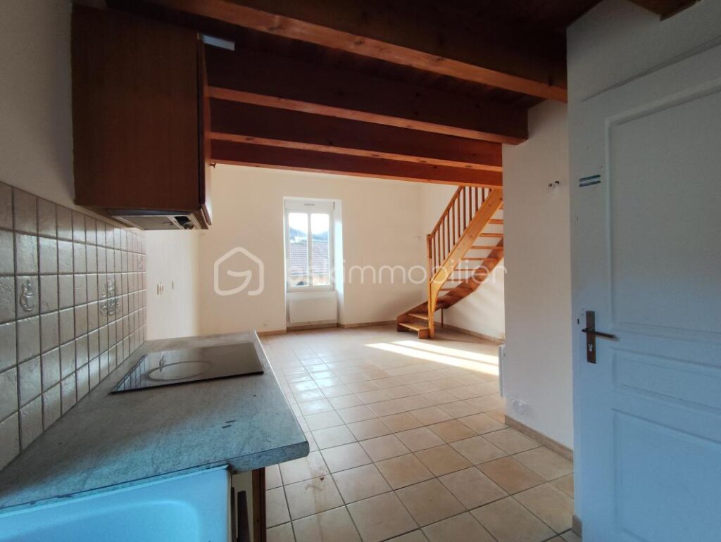 IMMEUBLE PROCHE DES COMMODITES – 7 pièces – NR chambres – 140 m²