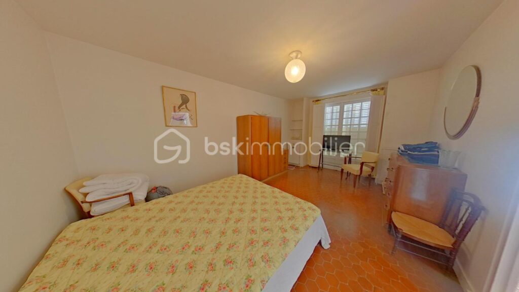 Magnifique propriété de 180 m² sur 1778 m² de terrain – 6 pièces – 4 chambres – 180 m²