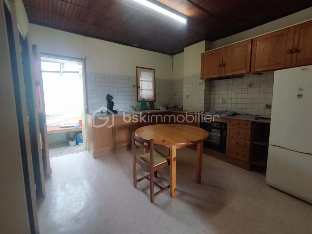 MAISON DE VILLAGE 300M2 OU ENSEMBLE IMMOBILIER DE 3 APPARTEMENTS – BROUILLA – 11 pièces – 8 chambres – 300 m²