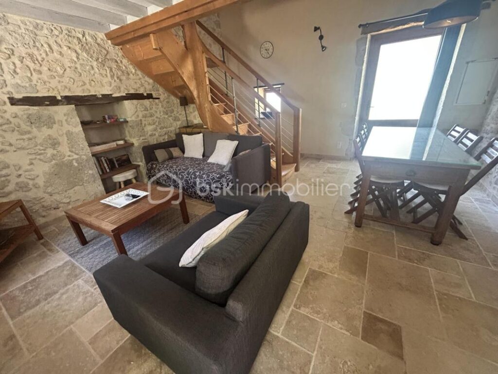 MAGNIFIQUE PROPRIETE EN PIERRES – VUE – CALME – GITES – DEPENDANCES – SOURCE – ETANG – NR pièces – NR chambres – 885 m²