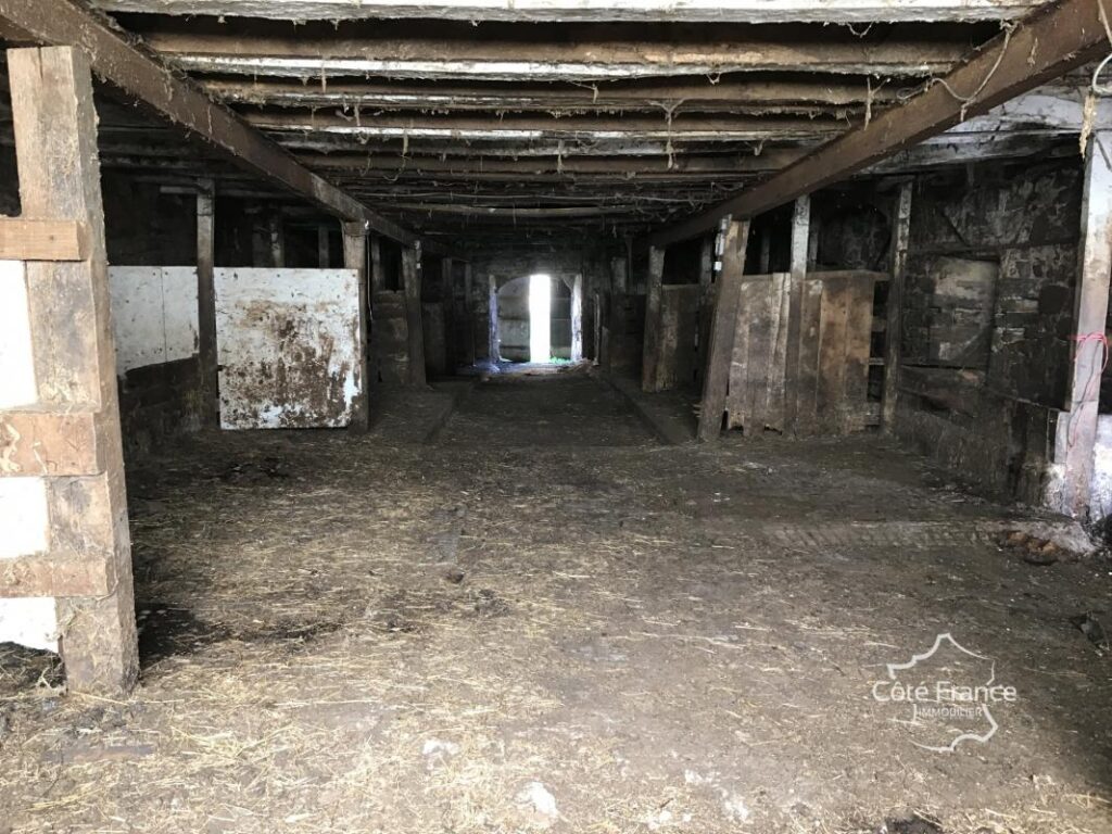 Grande grange d’une beauté exceptionnelle à vendre St. Julie – 2 pièces – 2 chambres – 375 m²