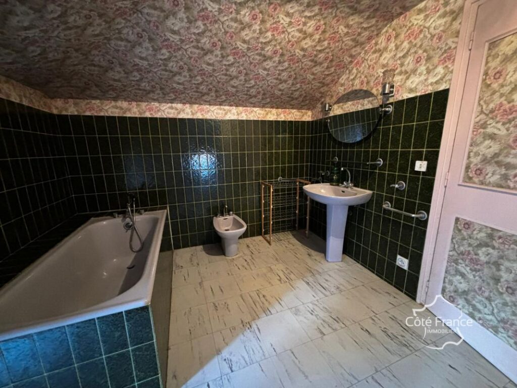 Maison de village avec local commercial et grande jardin, ga – 8 pièces – 4 chambres – 130 m²