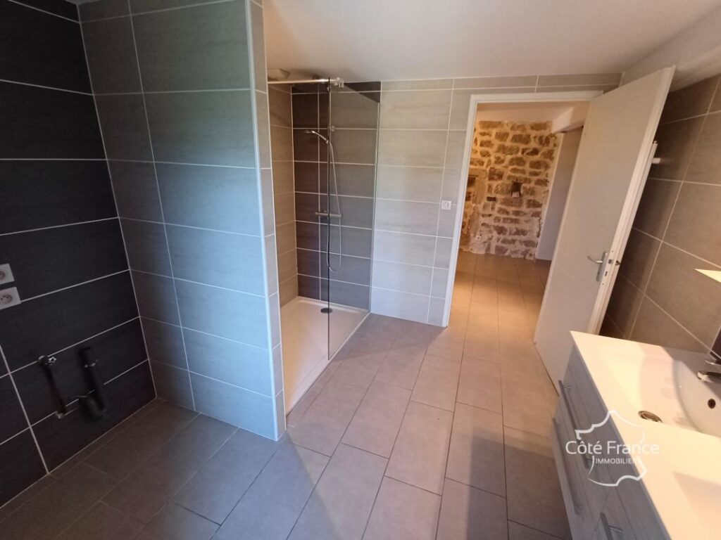 Maison en pierres entièrement rénovée – 7 pièces – 4 chambres – 151 m²