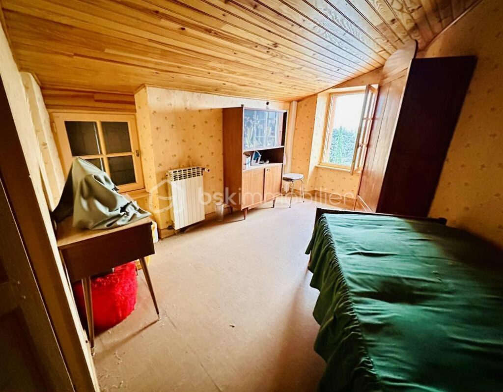 Une vue rare, un emplacement recherché, une maison de caractère au cœur de Roiffieux – 4 pièces – 2 chambres – 75 m²