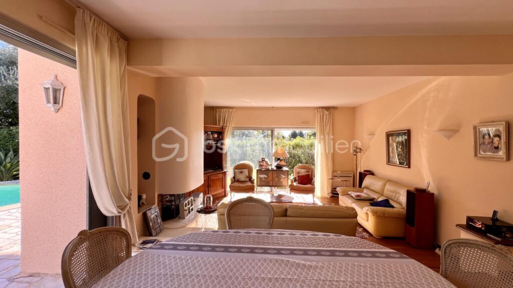 Villa 6 pièces, Piscine, Double garage, Calme, Quartier résidentiel – 6 pièces – 4 chambres – 150 m²