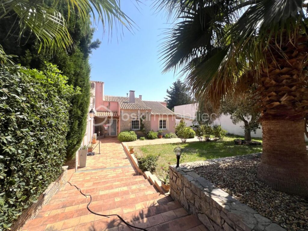 Maison 280m2 à Poussan – 7 pièces – 6 chambres – 280 m²