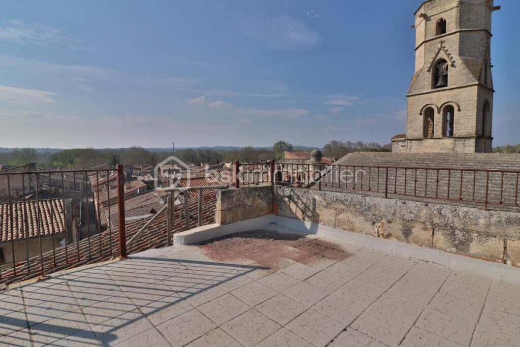 2 immeubles à rénover de 800m² avec cours, terrasse et balcon – NR pièces – NR chambres – 200 m²