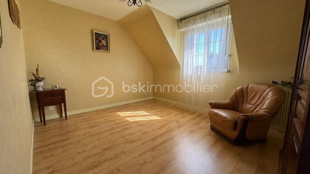 CHARMANTE MAISON TRADITIONNELLE – 8 PIÈCES – 5 CHAMBRES + 1 BUREAU – SOUS-SOL COMPLET – JARDIN CLOS ET ARBORÉ – 8 pièces – 6 chambres – 136 m²