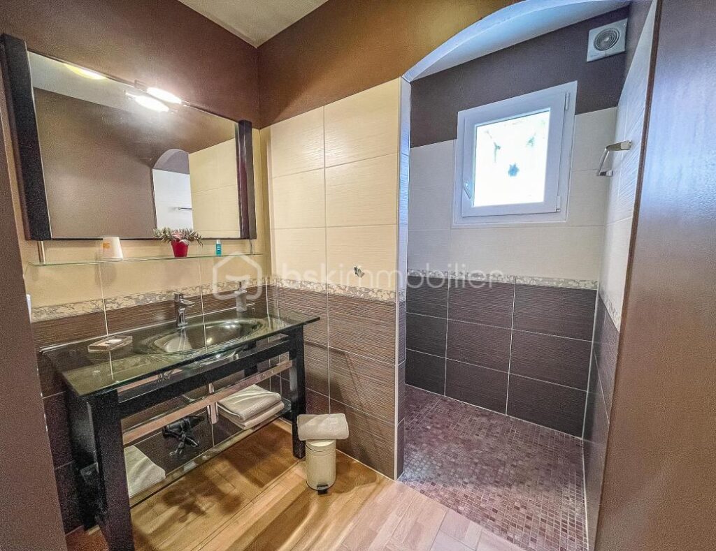 Domaine d’architecte 490 m² – 3 logements indépendants – Piscine à débordement – Vue panoramique – DPE A – Saint-Jean-de-la-Blaquière (34700) – 40 min Montpellier – 16 pièces – 12 chambres – 490 m²