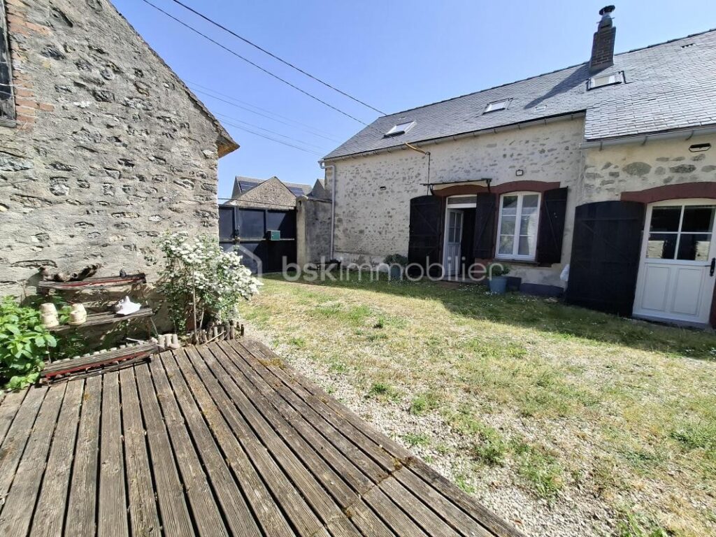 COUP DE COEUR POUR CETTE BELLE LONGERE – 4 pièces – 2 chambres – 85 m²